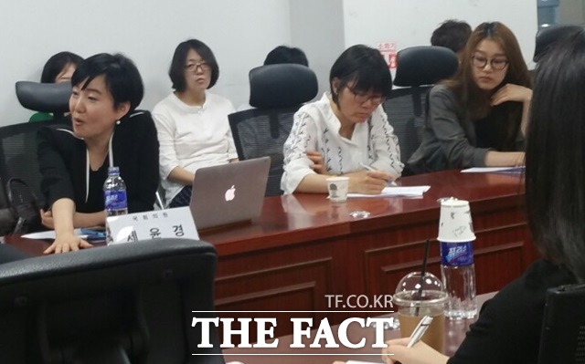 제윤경(왼쪽) 더민주 의원은 자칫 잘못하면 너무 재원에 대한 얘기가 세금 쪽으로 치우치고 복지 쪽으로 지원할 수 없는 명분을 주는 건 아닌지 우려된다며 건강권 논의의 문제로 가야하지 않나고 언급했다.