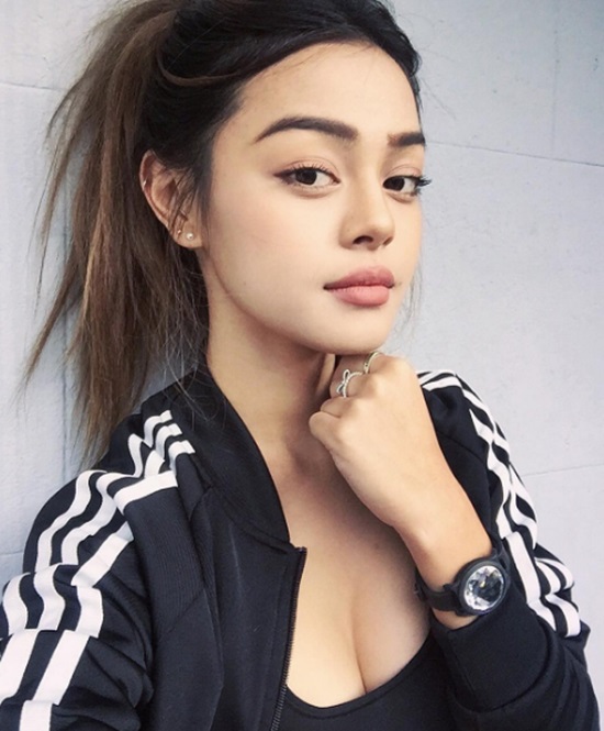 릴리 메이맥, 셀카에 공개된 몸매. 릴리 메이맥이 미모와 몸매를 모두 갖춘 엄친딸 셀카를 공개했다. /릴리 메이맥 인스타그램