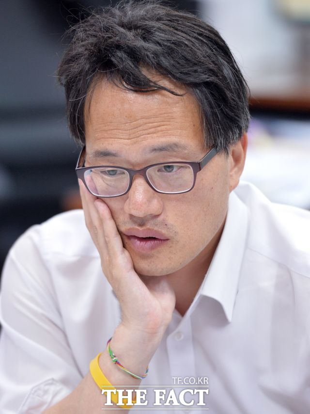 박 의원은 시민들의 목소리가 정치권에 제대로 전달되지 않는 것 같다며 심각한 표정을 짓고 있다. /문병희 기자