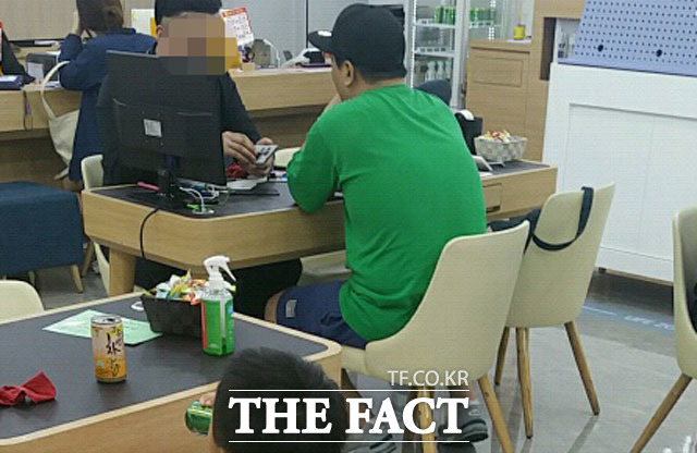 SK텔레콤 대리점을 찾은 한 고객이 ‘갤럭시S7’ 구매 상담을 받고 있다. /신촌=이성락 기자