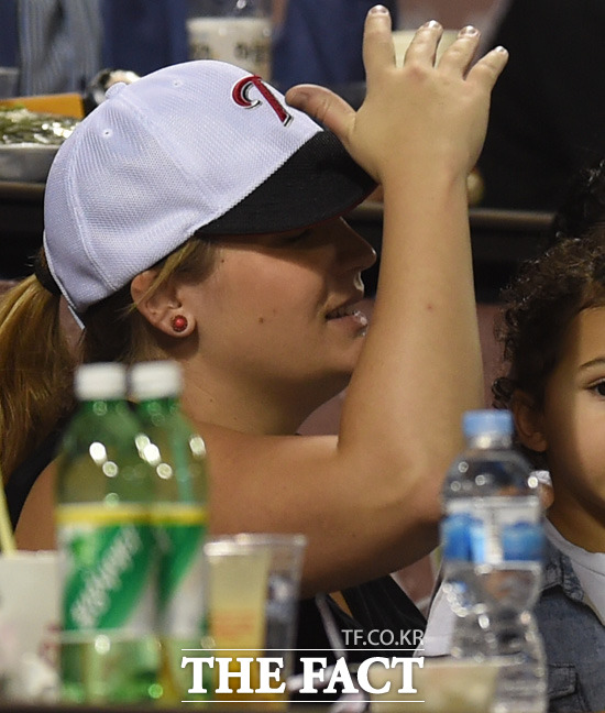 LG 소사 부인이 7회말 위기를 맞자 안타까워하고 있다.