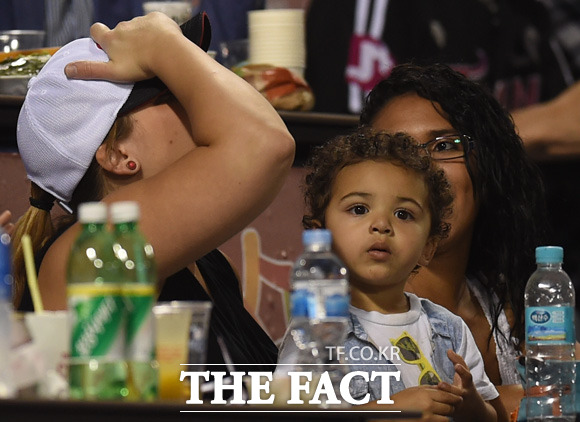 LG 소사 부인이 7회말 위기를 맞자 안타까워하고 있다.