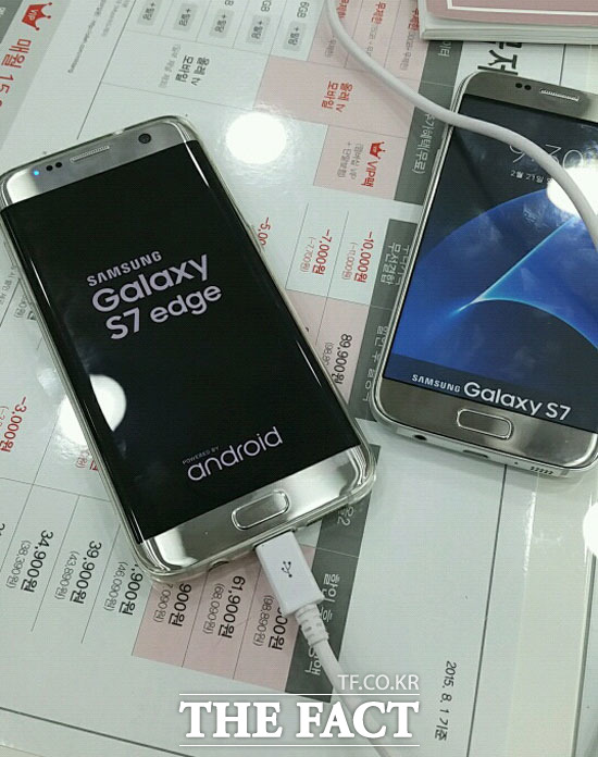 이동통신 업계에 따르면 ‘갤럭시S7 시리즈는 최근에도 하루 1만대 이상 판매량을 기록하고 있다. /신촌=이성락 기자