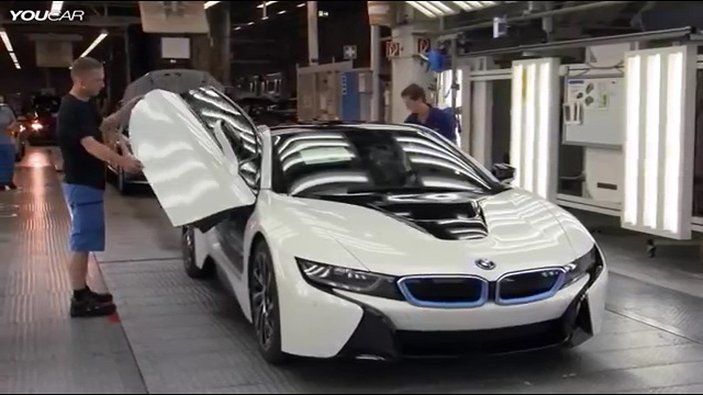 최근 동영상 사이트 유튜브에 BMW의 최초 플러그인 하이브리드(PHEV) 스포츠카 i8의 제작과정을 담은 영상이 공개돼 화제를 모으고 있다. /유튜브 캡처