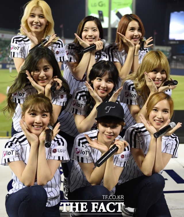 그룹 트와이스가 스페셜 무대로 팬들의 사랑에 보답할 계획이다. /더팩트 DB