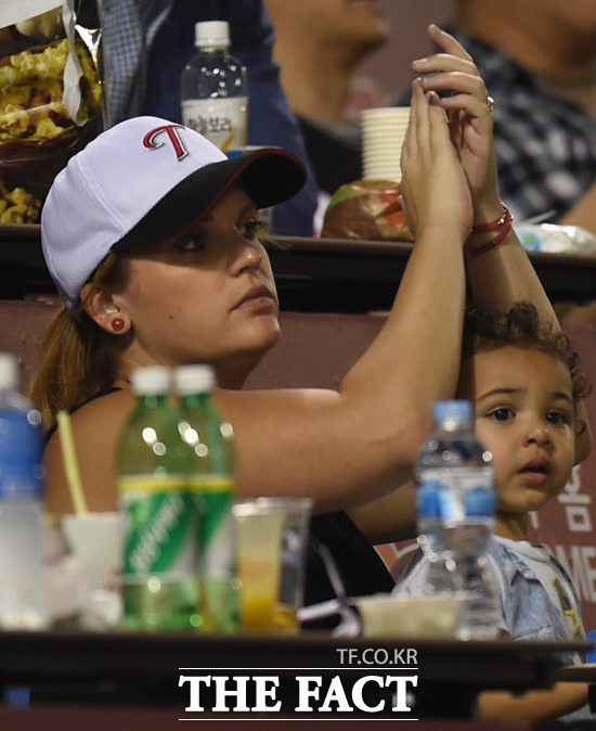소사의 부인이  7회에 위기를 맞은 남편이 병살타를 유도하며 막아내자 박수를 보내고 있다.