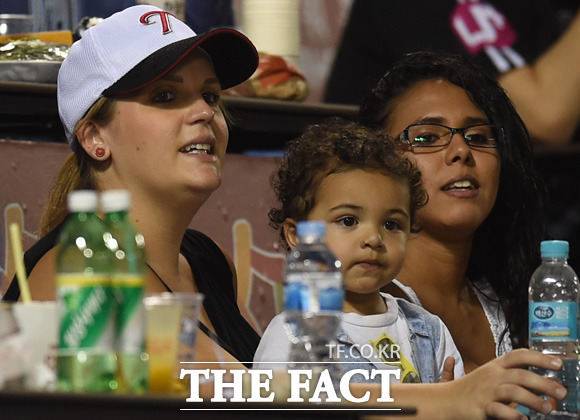 LG 선발 소사의 부인이 남편이 7회말 위기를 넘기자 미소를 보이며 기뻐하고 있다.