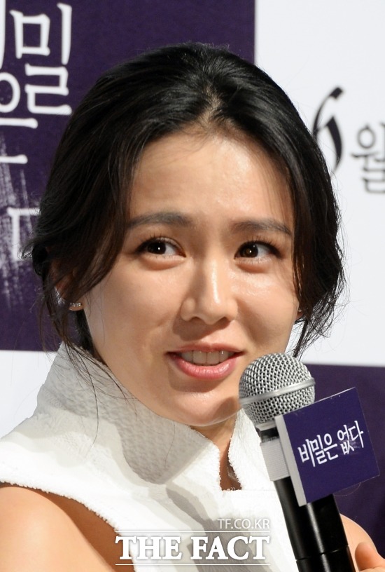 손예진과 손석희의 만남. 배우 손예진이 JTBC 뉴스룸에 출연해 손석희와 대담을 나눌 예정이다. /더팩트 DB