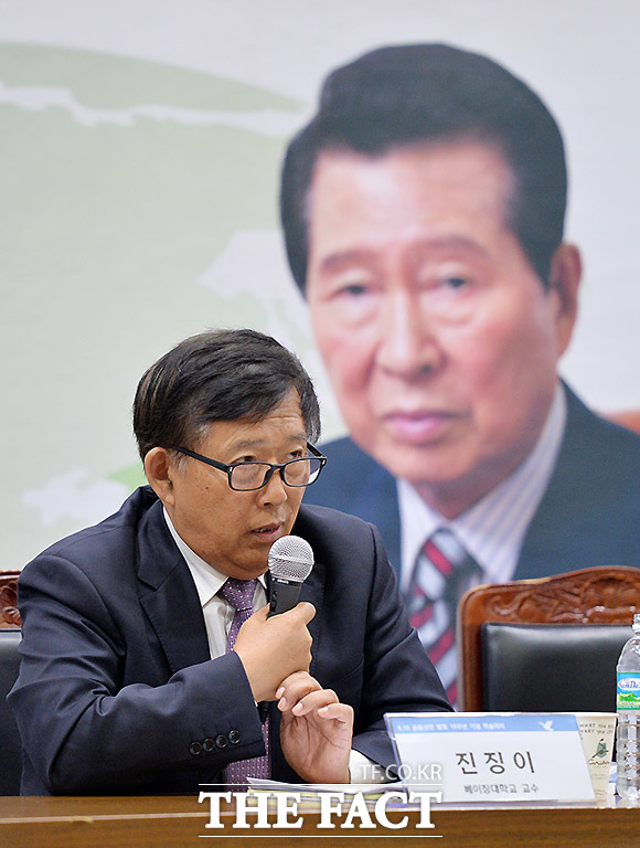 한반도 비핵화와 평화협정의 병행추진에 대해 발제하는 진징이 베이징대 교수