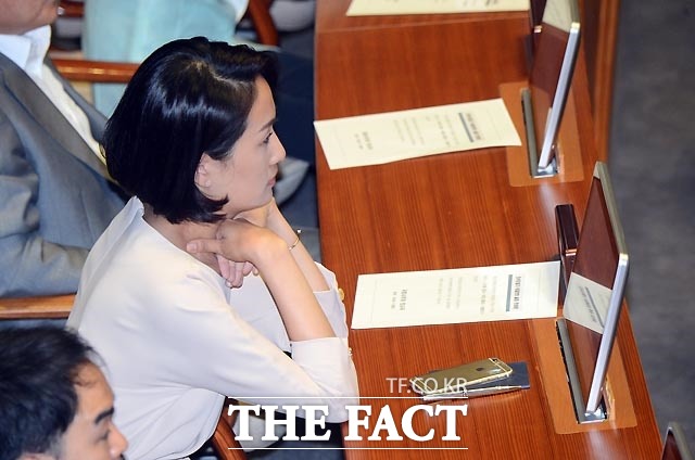 김수민 국민의당 의원이 지난 9일 본회의장에서 국회의장 선출 과정을 지켜보고 있다./국회=이효균 기자