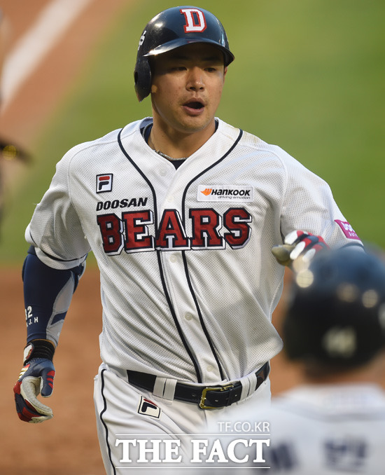 두산 김재환이 5회말 1사 1루서 투런홈런을 터뜨리고 환영을 받고 있다.