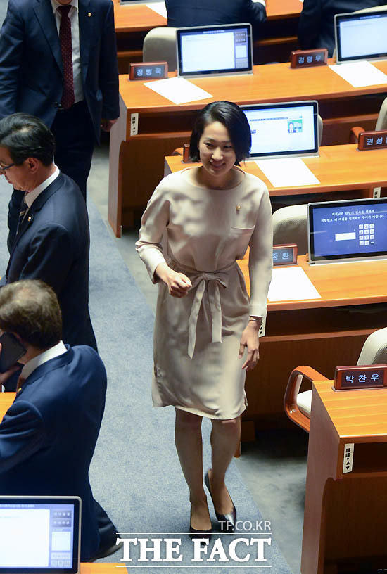 김수민 의원이 지난 9일 국회 본회의장에서 20대 국회의장 선출을 위한 무기명투표를 마치고 미소를 띠며 자신의 자리로 돌아가고 있다./이효균 기자