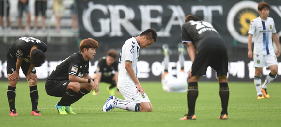 난타전을 벌인 끝에 2-2로 비긴 전북-성남 선수들이 경기 종료 후 아쉬워하고 있다.