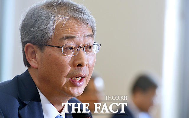 임종룡 금융위원장은 13일 정례 기자간담회에서 한진해운의 정상화 추진 상황에 따라 현대상선과 합병을 검토하겠다고 밝혔다. /더팩트 DB