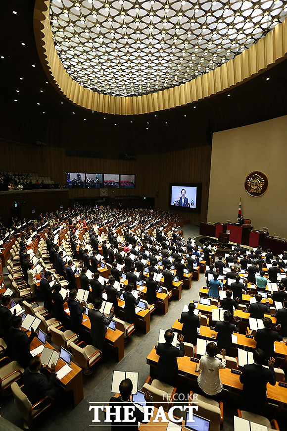 13일 오전 서울 여의도 국회에서 열린 제20대 국회 개원식에서 의원들이 선서를 하고 있다. /임영무 기자
