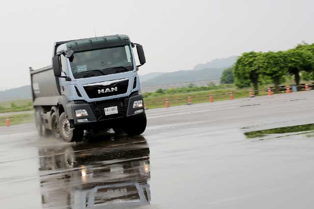 만트럭버스코리아가 최근 2016 MAN 안전사양 시승행사를 개최했다. 사진은 행사에서 참가자가 만트럭의 차선 안정성 제어 및 전복방지 시스템을 체험하고 있는 모습. /만트럭버스코리아 제공