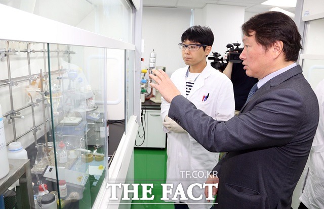 최태원 회장은 지난 8일 경기 성남시 분당에 있는 SK바이오팜 생명과학연구원을 방문해 직원들을 격려하는 등 바이오-제약분야에 각별한 애정을 쏟고 있다.