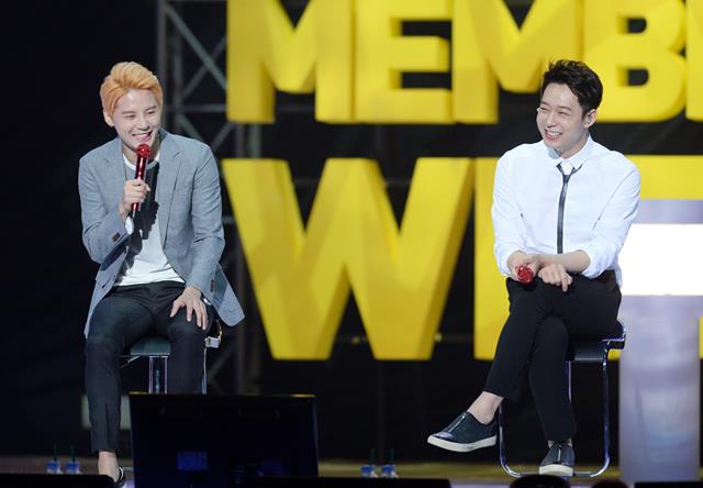박유천(오른쪽)이 지난해 입대를 앞두고 가진 팬미팅 2015 JYJ Membership Week에서 김준수와 팬들과 즐거운 시간을 보내고 있다. /이효균 기자