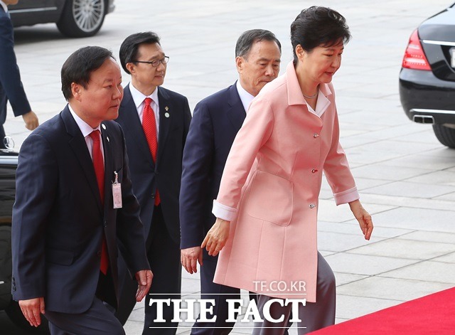 박근혜 대통령이 20대 국회 개원식이 열리는 13일 오전 개원 연설을 하기 위해 여의도 국회에 도착해 김재원 정무수석의 응접을 받으며 본청에 들어서고 있다./임영무 기자
