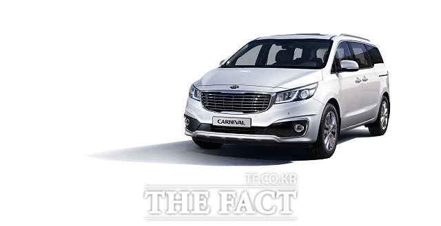 기아자동차는 자사 대표 패밀리 미니밴 카니발의 2017년형 모델인 2017 카니발을 출시하고 본격적인 판매에 들어갔다고 14일 밝혔다. /기아자동차 제공