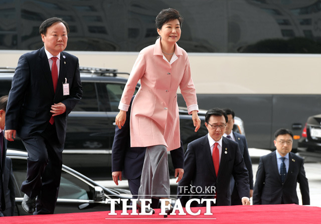 박근혜 대통령이 20대 국회 개원식이 열리는 13일 오전 개원 연설을 하기 위해 여의도 국회 본청에 들어서고 있다./임영무 기자