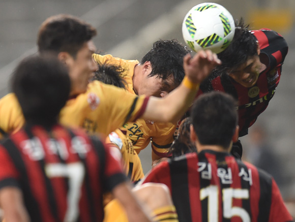 양팀 선수들이 서울문전에서 치열한 공중볼 다툼을 벌이고 있다.