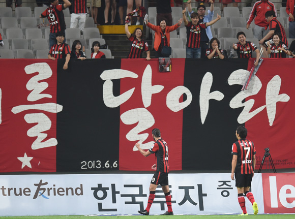 서울 데얀이 후반 멀티골을 성공시키고 팬들을 향해 세리머니를 하고 잇다.