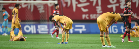 2-3으로 패한 광주선수들이 경기 종료 후 아쉬워하고 있다.