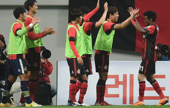 서울 아드리아노가 후반 골을 성공시키고 동료들과 기뻐하고 있다.