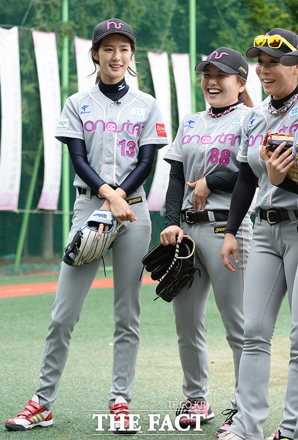 한스타 여자 연예인 야구단 비주얼 담당 박기량(왼쪽)
