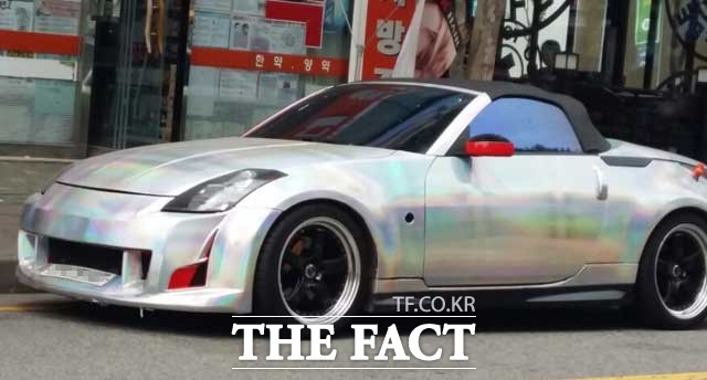 최근 <더팩트> 카메라에 포착된 닛산 350Z 차량의 번호판은 하늘을 바라보고 있다.