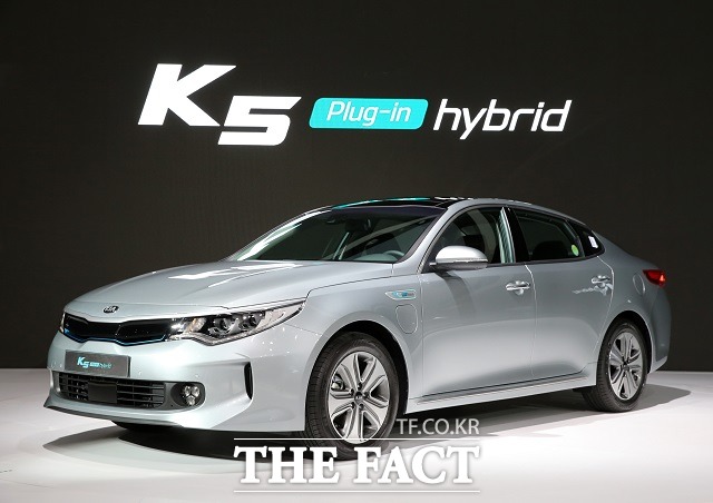 기아자동차는 부산모터쇼에서 국내 최초로 공개한 K5 플러그인하이브리드(PHEV)를 다음 달 출시한다.