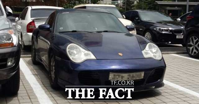 경기도 과천의 한 대기업 주차장에 지난 13일 포르셰 911 차량이 주차되어 있다. 이 차량은 전면부 번호판 가운데가 꺾여 있으며 아래를 향하고 있다. /장병문 기자