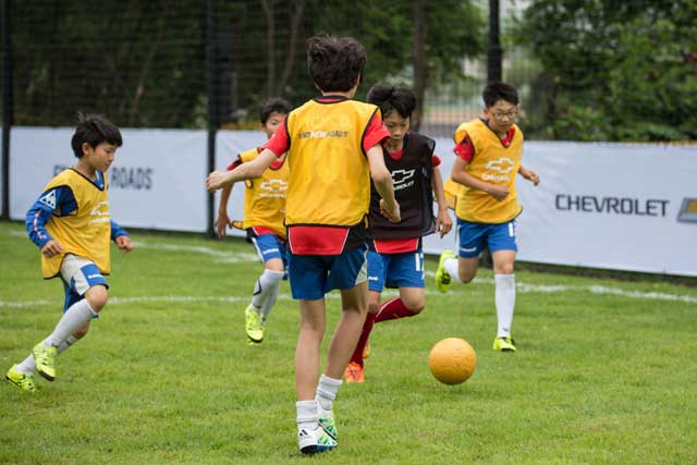 쉐보레가 소외계층 어린이들과 지역사회를 위해 인천시 중구 운북동 인천보라매아동센터에 쉐보레-초록우산 어린이재단 풋살 경기장을 조성해 기증했다고 16일 밝혔다. /한국지엠 제공