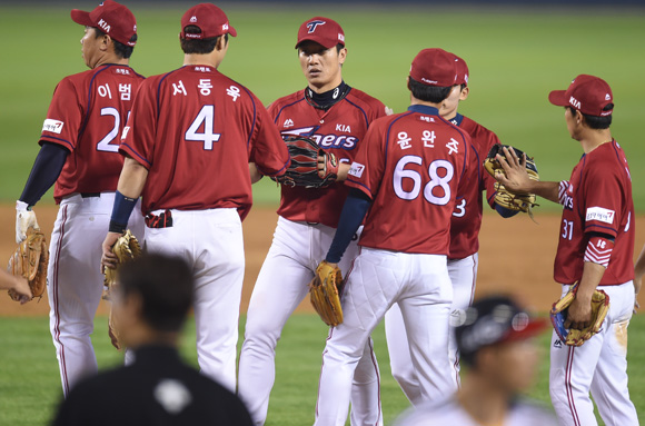 KIA 6-3으로 승리를 거둔 가운데 경기 종료 후 선수들이 하이파이브를 하고 있다.