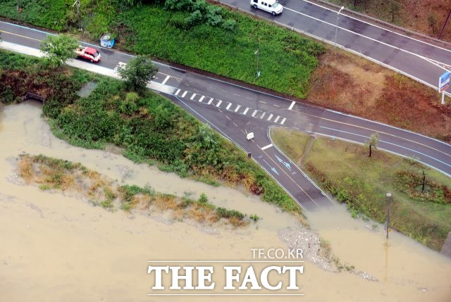 장마철 폭우로 도로가 침수된 경우에는 차량 부품에 심각한 손상이 발생할 위험이 큰 만큼 절대로 지나가지 말고 우회도로를 이용해야 한다.
