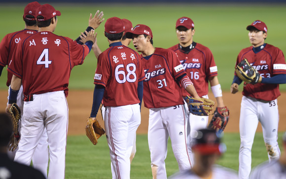 KIA 6-3으로 승리를 거둔 가운데 경기 종료 후 선수들이 하이파이브를 하고 있다.