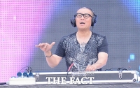 [TF포토] DJ로 변신한 김성수, '화려한 EDM 오프닝 쇼!'