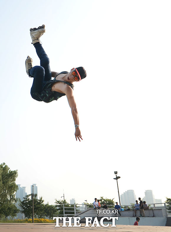 멋스러운 점프~ 18일 뚝섬한강공원 X게임장을 찾은 한 남성이 인라인스케이트를 타며 멋진 포즈를 취하고 있다.
