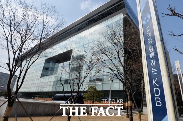 조선해운 업계를 중심으로 대규모 분식회계 정황이 드러나면서 산업은행의 관리 부실에 대한 비난의 목소리가 높아지고 있다. /더팩트 DB