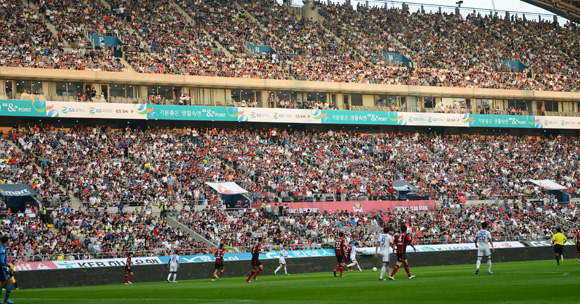 서울과 수원의 슈퍼매치에 많은 팬들이 몰려 관전을 하고 있다.
