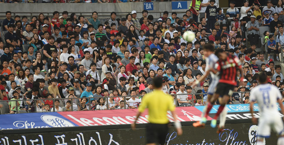 서울-수원 슈퍼매치에 많은 축구팬들이 몰려 관전하고 있다.