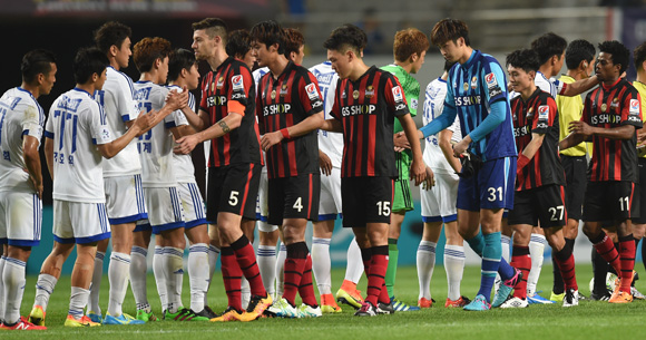 1-1 무승부를 기록한 서울-수원 선수들이 경기 종료 후 악수를 나누고 있다.