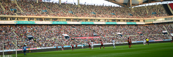 서울과 수원의 슈퍼매치에 많은 팬들이 몰려 관전을 하고 있다.