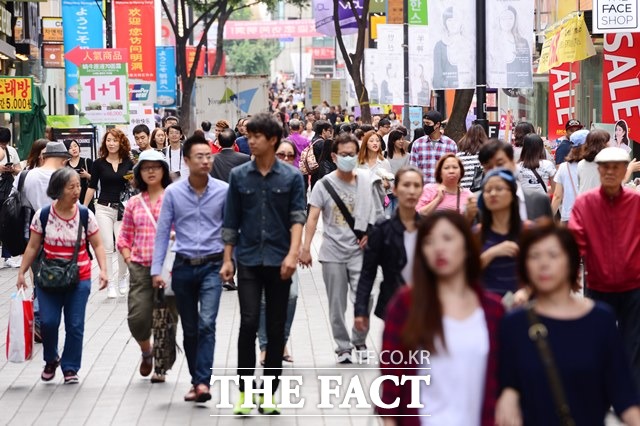 서울 중구청은 오는 27일부터 명동 노점상에 1인 1노점 원칙을 적용한다고 밝혔다. /더팩트DB