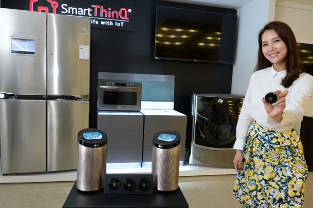 LG전자 모델이 서울 서초구 양재대로에 있는 LG전자 서초R&D캠퍼스에서 스마트씽큐 센서와 스마트씽큐 허브를 소개하고 있다. /LG전자 제공