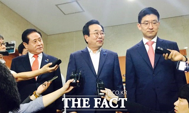 서 시장이 부산에 지역구를 둔 새누리당 김세연(부산 금정구)·배덕광(부산 해운대구을) 의원과 정론관 앞에서 기자들의 질문에 답하고 있다./국회=서민지 기자