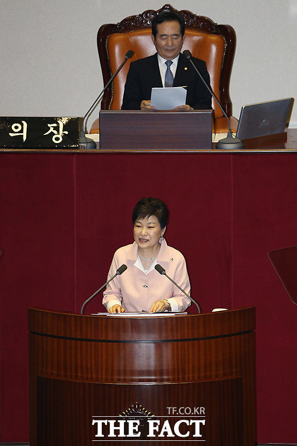 지난 13일 오전 서울 여의도 국회에서 열린 제20대 국회 개원식에서 박근혜 대통령이 개원 연설을 있다. /임영무 기자