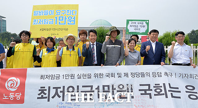 각각 왼쪽 세 번째와 다섯 번째는 단식 5일차인 박정훈 알바노조 위원장과 이날 단식에 들어간 구교현 노동당 대표