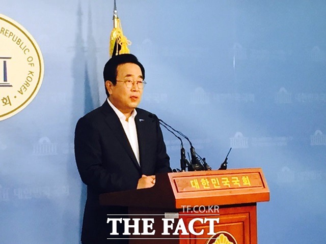 서병수 부산시장은 20일 동남권 신공항 입지 결과 발표를 앞두고 국회 정론관에서 기자회견을 열고 가덕도 유치 당위성을 강조했다./국회=서민지 기자